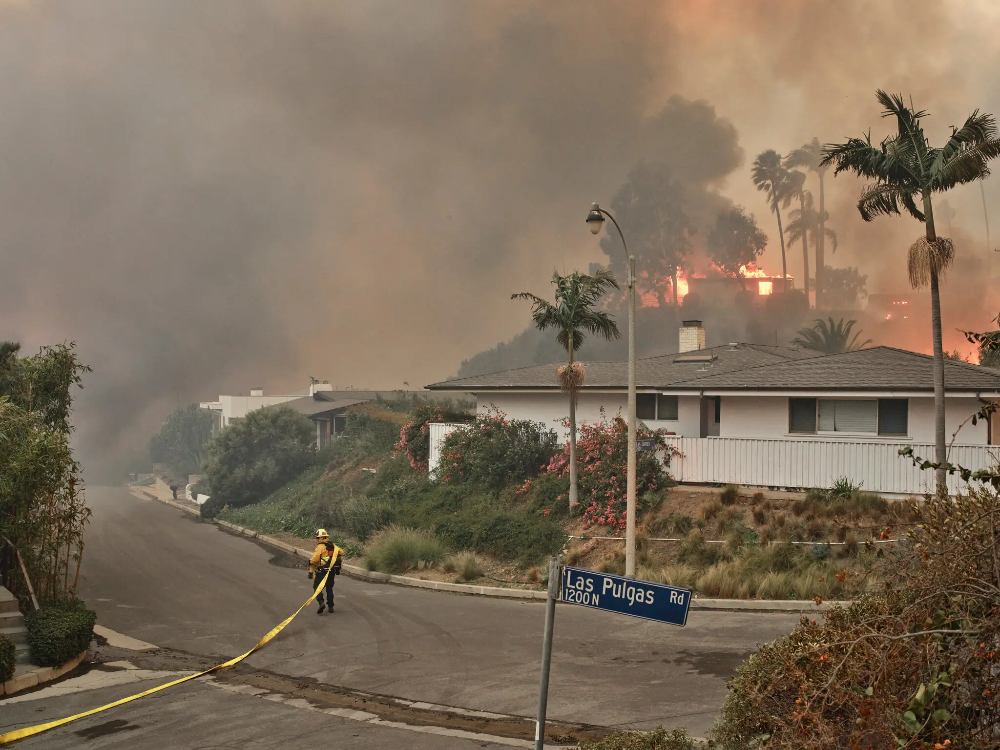 Деякі пожежні гідранти повністю залишилися без води, оскільки пожежа Palisades охопила територію.